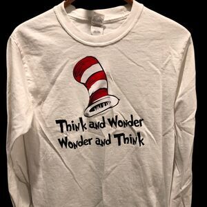 Gildan Dr. Suess "Think and Wonder Wonder and Think"  Sweatshirt Size Small‎